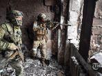 Tentara-Rusia-berpatroli-di-teater-drama-Mariupol.jpg