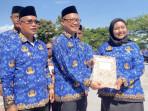 Wabup-Sigi-Serahkan-SK-Pengangkatan-P3K-Tahap-II-Usai-Upacara-Hari-Kesaktian-Pancasila.jpg