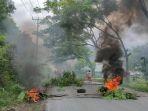 Warga-Banggai-Bloake-Jalan-di-Banggai.jpg