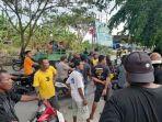 Warga-Tanjung-Tuwis-Segel-Kantor-Lurah.jpg