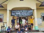 Warga-melakukan-aksi-membentangkan-spanduk-di-kantor-Kelurahan-Nambo-Lempek-Baru.jpg