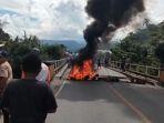 Warga-memblokade-akses-jalan-Trans-Sulawesi-di-Desa-Biak-Kecamatad.jpg