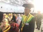 Wisuda-Unismuh-Palu-2025-Dihiasi-Kisah-Inspiratif-Yusuf-58-Tahun-Raih-Gelar-Sarjana.jpg