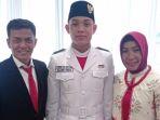 Yusril-Mahendrata-Sofyan-bersama-orangtuanya-di-istana-negara.jpg