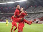 andik-vermansah-dan-alberto-goncalves-merayakan-gol-pada-laga-timnas-indonesia-vs-vanuatu.jpg