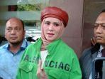 angel-lelga-bersama-kuasa-hukum-saat-mendatangi-polres-jakarta-selatan.jpg