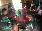 anggota-pos-bendungan-tami-yonif-711rks-menyempatkan-diri-silahturahmi-dengan-warga-kd.jpg