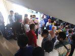 aparat-kepolisian-dan-satgas-covid-19-menghalau-simpatisan.jpg