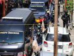 aparat-mengamankan-barang-bukti-saat-melakukan-penggeledahan-di-rumah-lukman.jpg