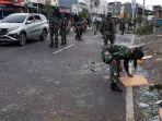 aparat-tni-ad-sedang-membersihkan-pecahan-kaca-yang-masih-berserakkan.jpg