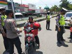 bagi-masker-dan-leaflet-hari-pertama-operasi-keselamatan-2d.jpg