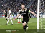 bek-sekaligus-kapten-ajax-amsterdam-matthijs-de-ligt-merayakan-gol-yang-dicetak-ke-gawang-juventus.jpg