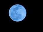 bulan-biru.jpg