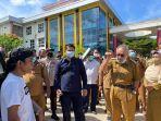 bupati-buolamirudin-raufmenemui-para-demonstran-di-halaman-kantor.jpg
