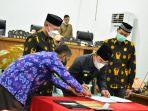bupati-sigi-mohamad-irwan-bersama-ketua-dprd-sigi-usai-menandatangani-kua-ppas-apbd-2022.jpg