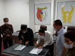 bupati-sigi-mohamad-irwan-lapatta-kanan-saat-teken-mou-dengan-uin-dd.jpg