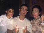 cristiano-ronaldo-rayakan-ulang-tahun-dengan-keluarga.jpg