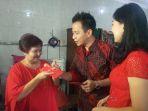 delon-thamrin-dan-istrinya-aida-chandra-memberikan-angpau-emas.jpg