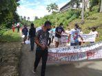 demo-warga-desa-tolo-terhadap-kadesnya-yang-didugamelakukan-pelecehan.jpg