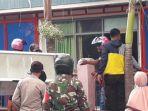 dewan-guru-dan-aparat-tni-polri-berusaha-menyelamatkan-barang-di-koperasi-smkn-1-luwuk.jpg