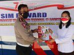 dirlantas-polda-sulteng-kombes-pol-kingkin-winisuda-menyerahkan-sim.jpg