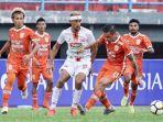 gelandang-persija-jakarta-bruno-matos-berebut-bola-dengan-para-pemain-borneo-fc.jpg