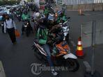 go-jek-menunggu-penumpang.jpg
