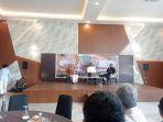 gubernur-anwar-hafid-ngobrol.jpg