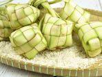 ilustrasi-pengisian-beras-ke-ketupat.jpg
