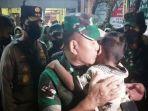 jenderal-dudung-menggendong-salah-satu-anak-prajurit-tni-yang-tewas-dibunuh-di-papua.jpg