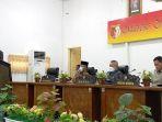 jubir-fraksi-partai-golkar-hazizah-kiri-saat-memberikad.jpg