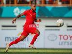 kapten-timnas-indonesia-boaz-solossa-mengejar-bola-pada-laga-persahabatan-internasional-kontra-mau.jpg