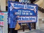 karangan-bunga-menghiasi-gedung-pogombo-saat-hari-pelantikan.jpg
