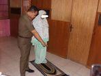 kasatpol-pp-padang-al-amin-mengajari-seorang-wanita-yang-terjaring-razia-senin-2462019.jpg