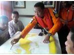 kepala-kantor-basarnas-palu-basrano-saat-memimpin-proses-pemantauan-tanda-tanda.jpg
