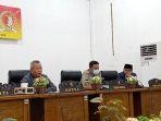 ketua-dprd-sigi-moh-rizal-intjenae-kiri-saat-d.jpg