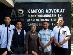 lalu-dhimas-ajie-dua-kiri-korban-penganiayaan-pesepak-bola-kalteng-putra-patrich-wanggai.jpg