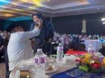 menag-yaqut-saat-bernyanyi-dan-menyolek-pipi-sang-istri.jpg