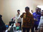 menteri-perindustrian-ri-airlangga-hartarto-saat-mengunjungi-rumah-produksi2.jpg
