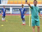 miljan-radovic-saat-mendampingi-para-pemain-persib-bandung-latihan.jpg