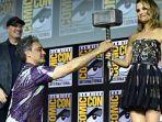 natalie-portman-berpose-memegang-palu-thor.jpg