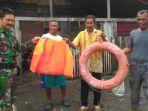 nelayan-banggai-menemukan-jaket-pelampung-km-lintas-timur.jpg