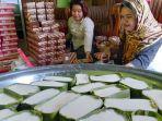 pedagang-menyiapkan-kue-tetu-untuk-jajanan-buka-puasa-di-kota-palu.jpg