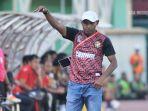 pelatih-persewar-waropen-elie-aiboy-saat-memimpin-timnya.jpg