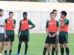 pelatih-timnas-indonesia-simon-mcmenemy-memberi-instruksi-ke-pemainnya.jpg