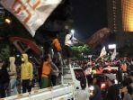 pendukung-klub-sepakbola-persija-memadati-jalan-mh-thamrin.jpg