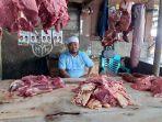 penjual-daging-dan-tulang-sapi-fahrul-saat-menjajakan-dagangannya-di-dalam-pasar-inpres-palu.jpg