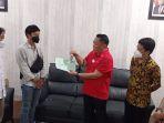 penyerahan-sertifikat-dan-kunci-rumah-oleh-ketua-koni.jpg