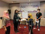 penyerahan-sk-dan-kartu-identitas-kepada-paralegal-usai-mengikuti-pelatihan-dan-penguatan.jpg