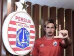 penyerang-baru-persija-silvio-escobar-berfoto-setelah-diresmikan-jumat-2222019-petang.jpg